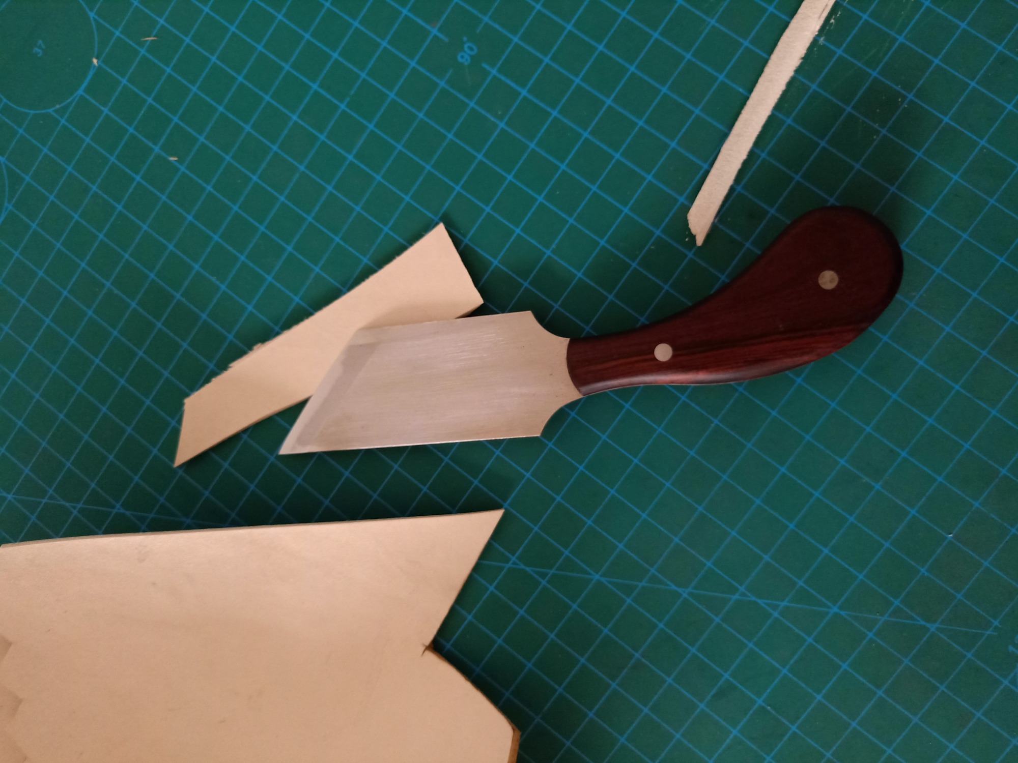 KL Full-Tang Rosewood Skiving Knife
