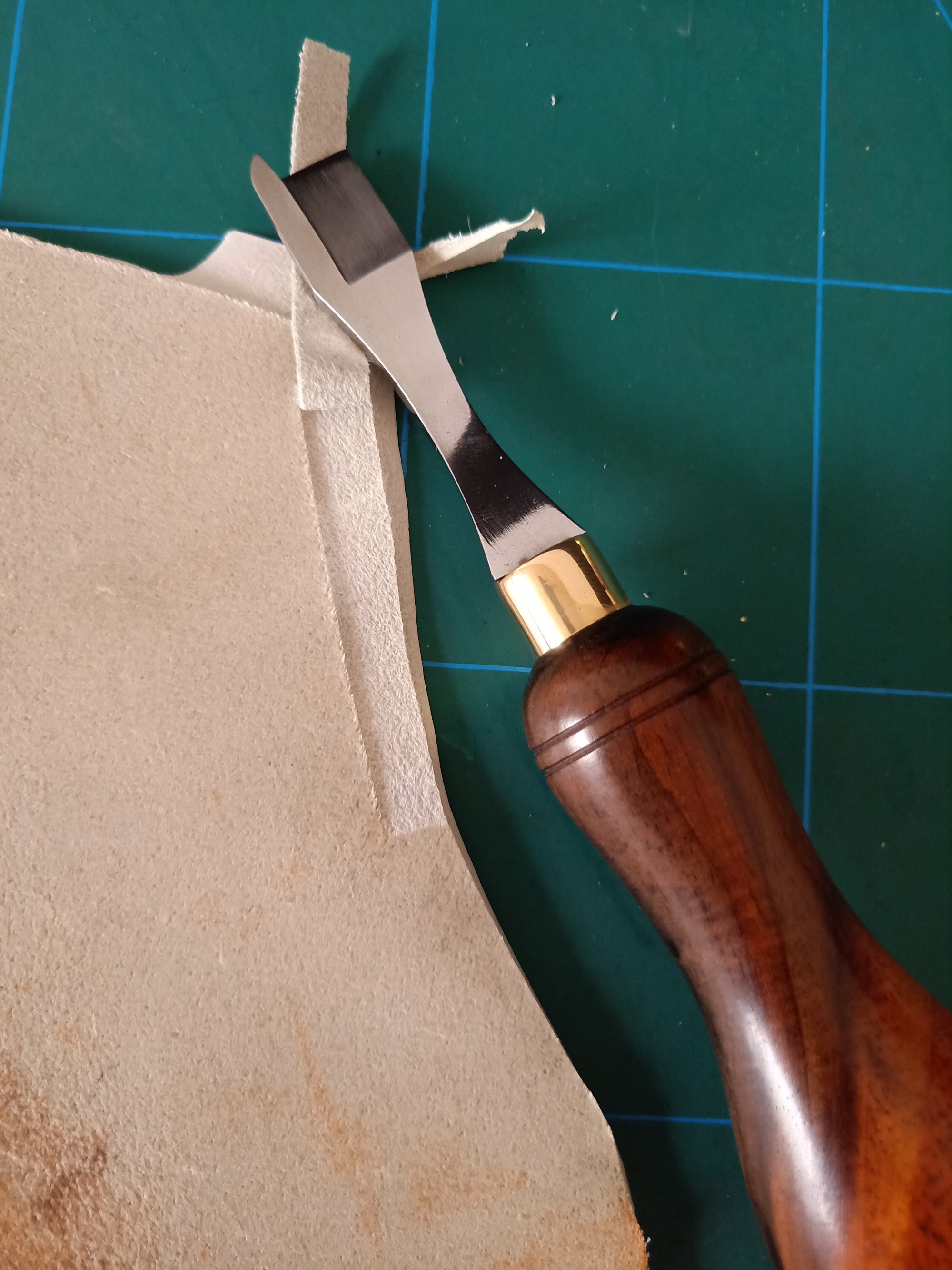 KL rosewood handle shoes bottom edge skiver