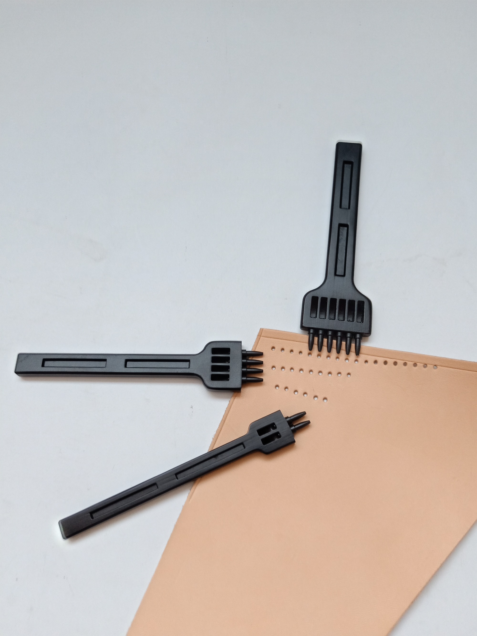 Basic Black Stitching Chisel (Round Hole)
