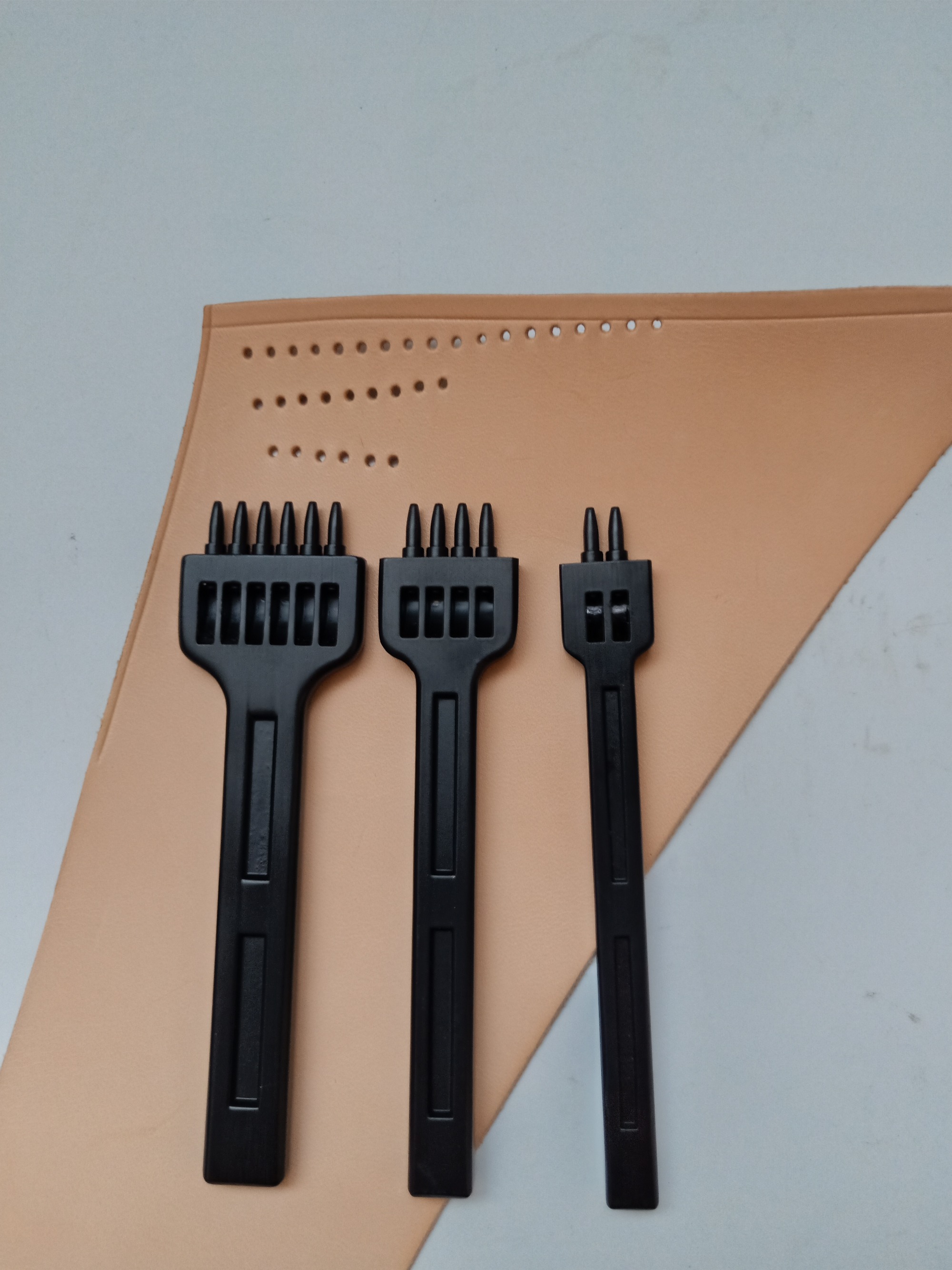 Basic Black Stitching Chisel (Round Hole)
