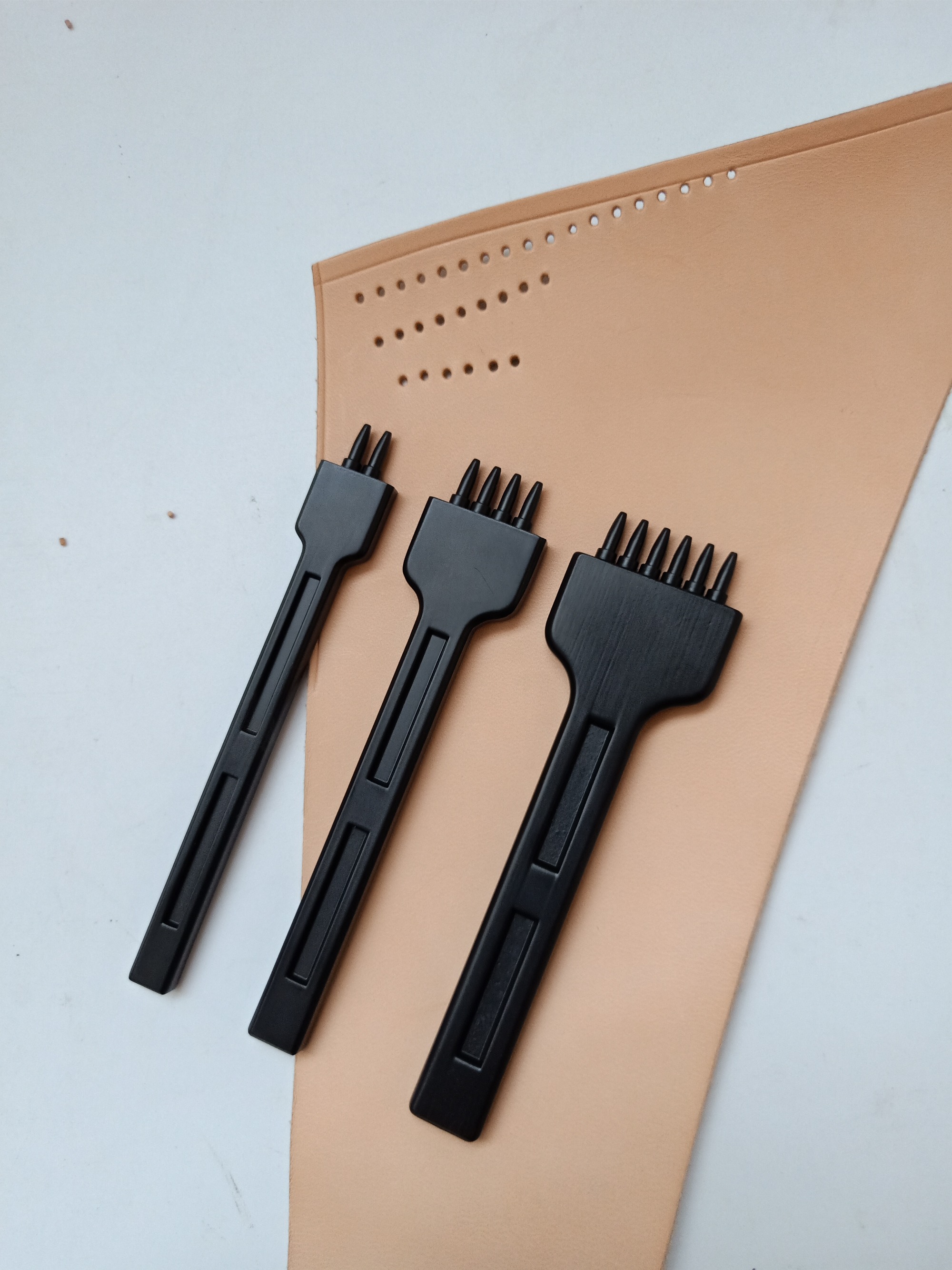 Basic Black Stitching Chisel (Round Hole)