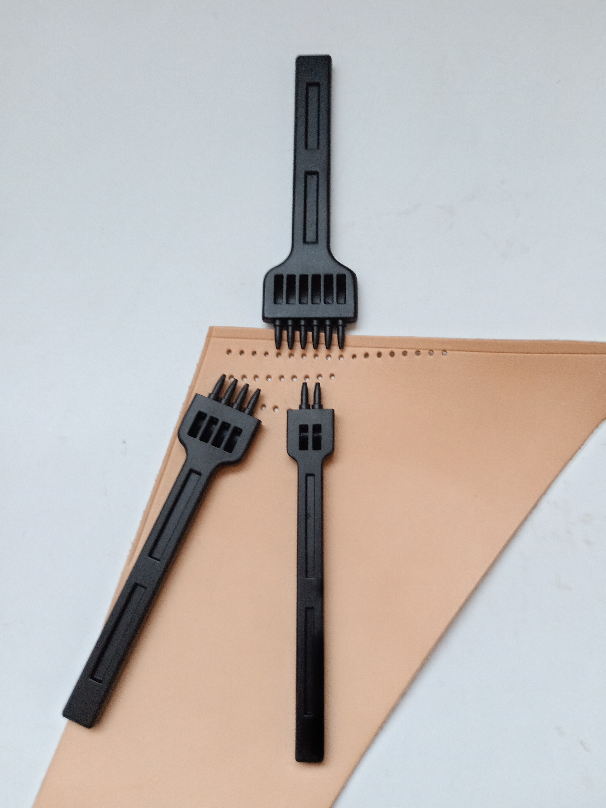 Basic Black Stitching Chisel (Round Hole)