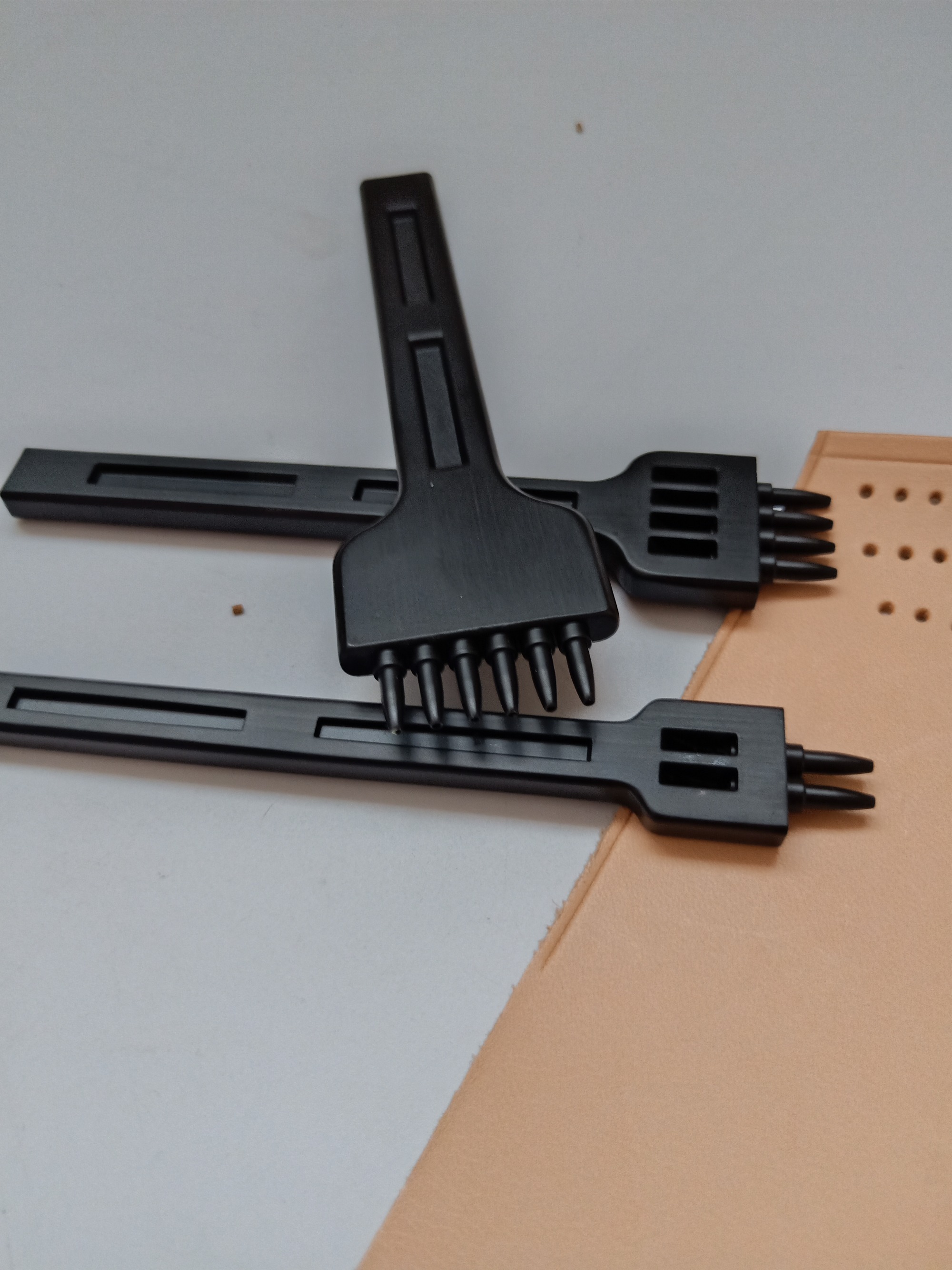 Basic Black Stitching Chisel (Round Hole)