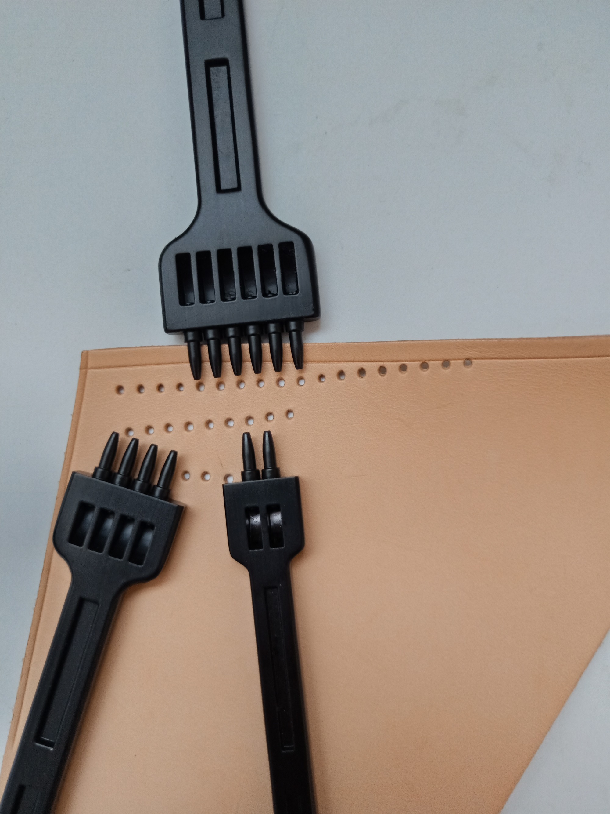Basic Black Stitching Chisel (Round Hole)