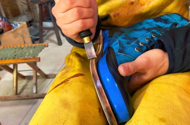 Shoes tools shoes bottom polish edge