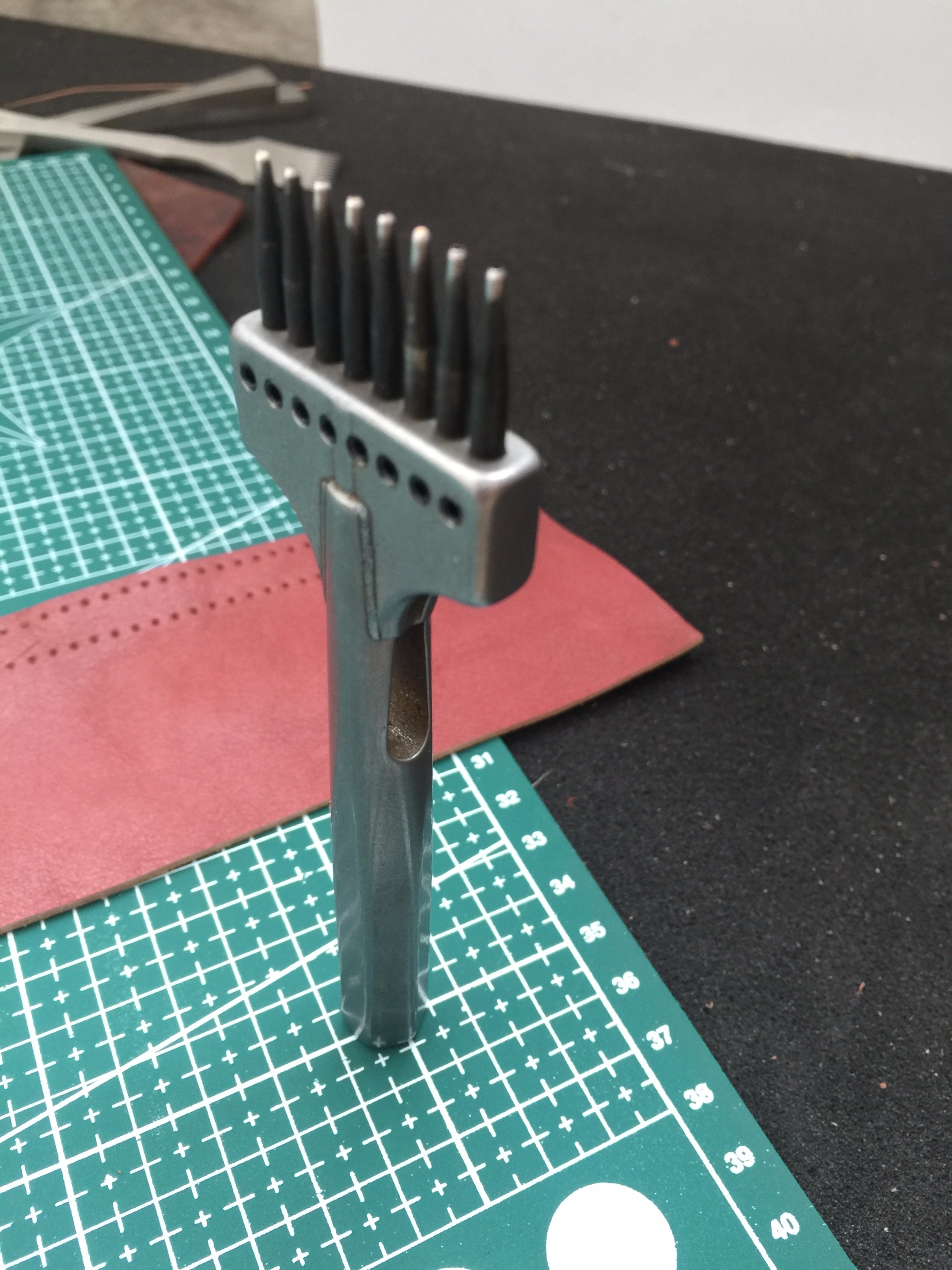 Stitching Chisel (Round Hole)