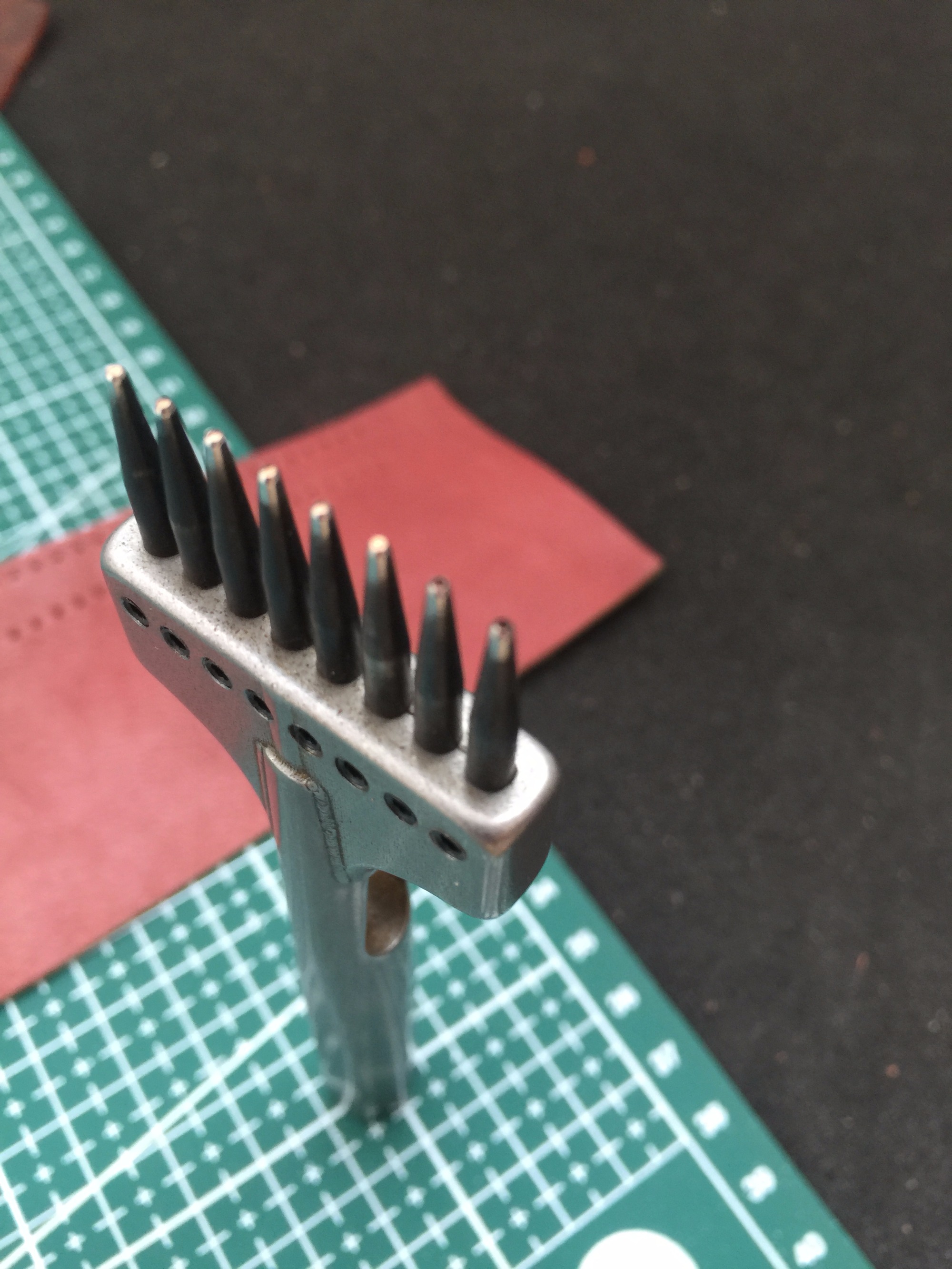 Stitching Chisel (Round Hole)