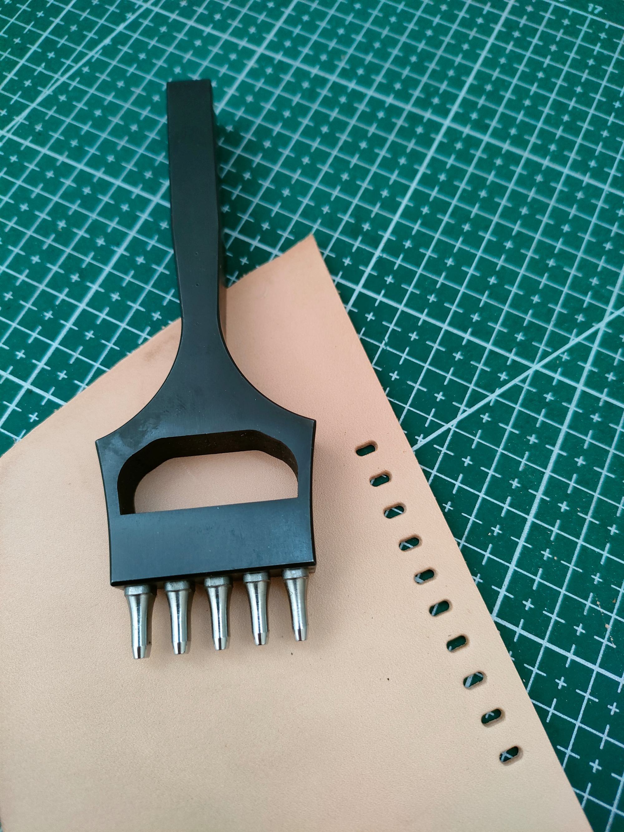 Basic Watch Strap Punch (2 x 4mm Oblong)