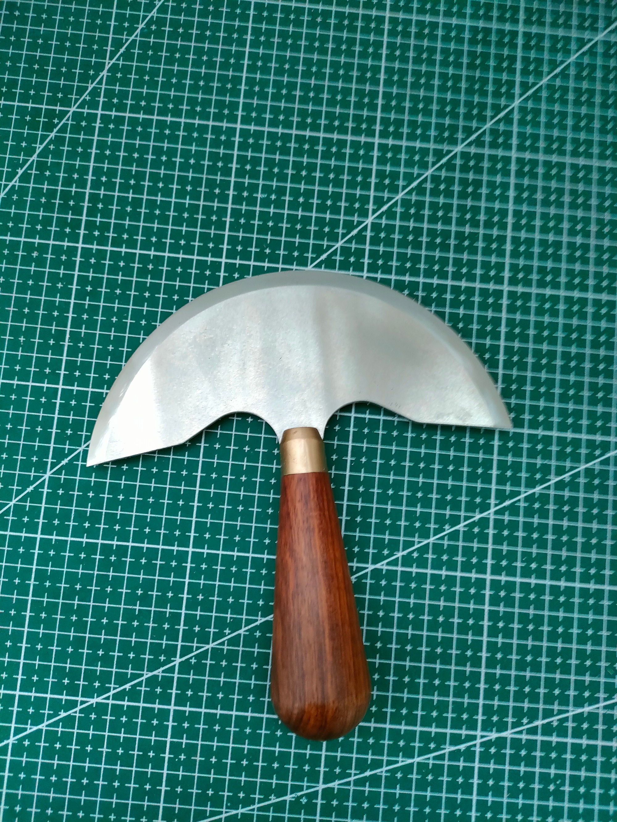 Large Round Knife (140mm Wide)