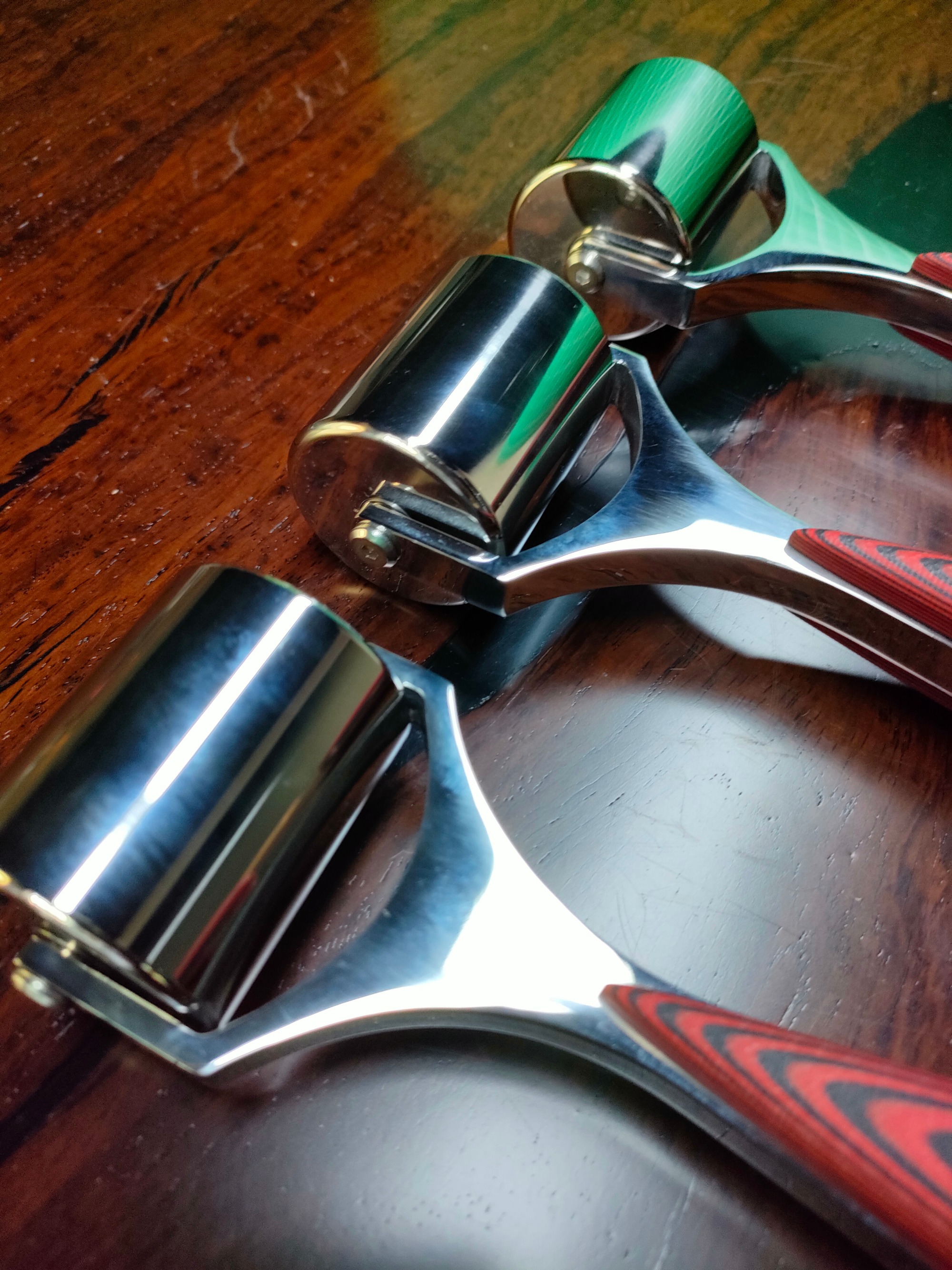 Stainless Steel Full-Tang G10 Handle Leather Roller