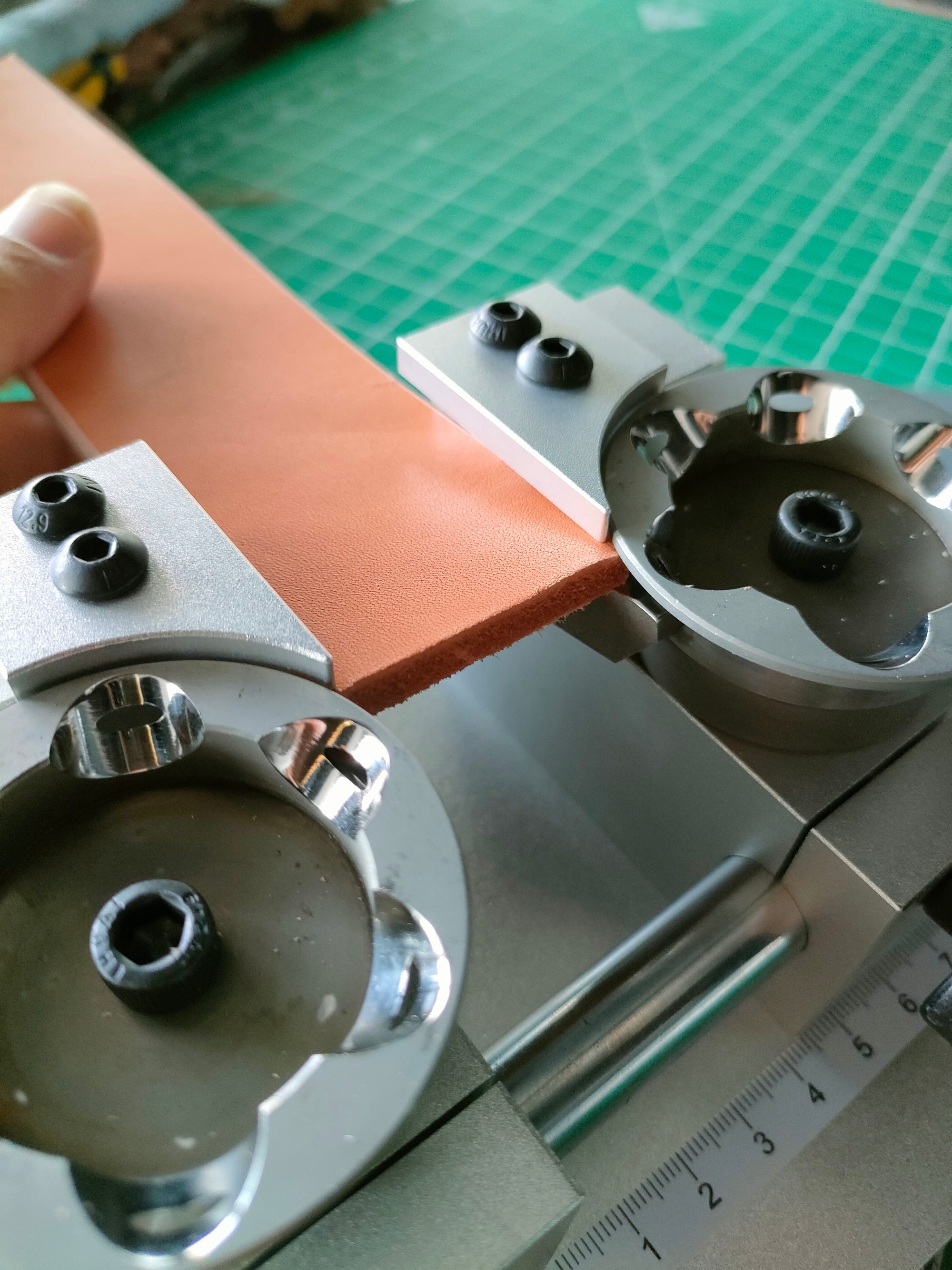 (Pre-Order) Leather Edge Strap Beveler Machine