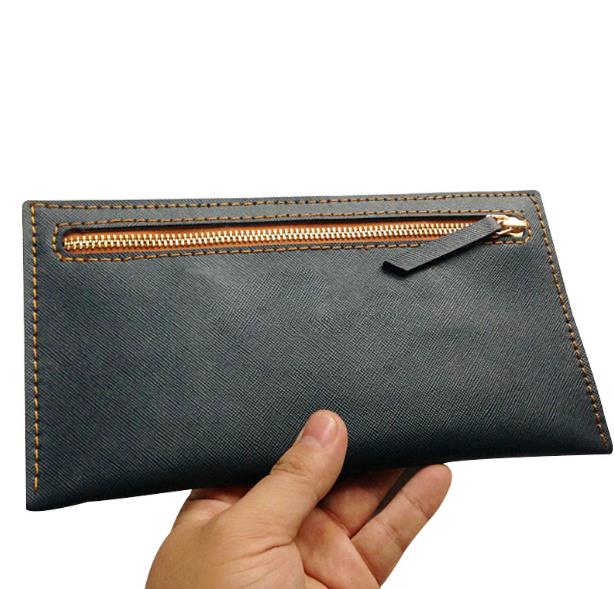 Women simple hold in hand wallet die