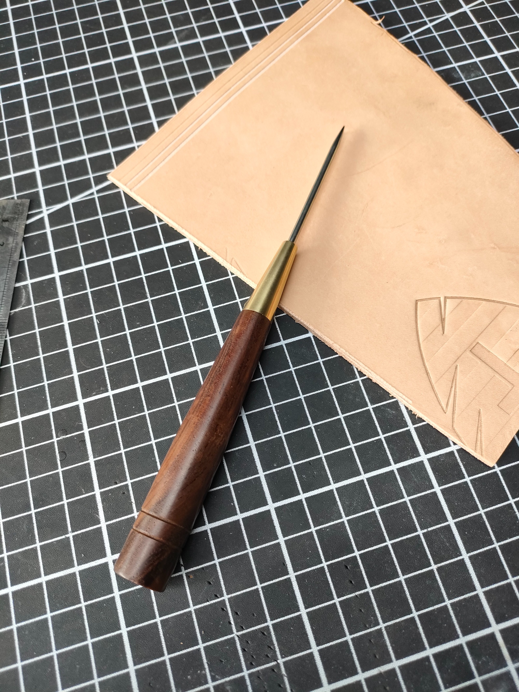 Basic round scratch awl