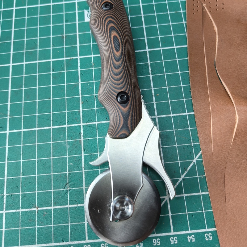 Roller knife (Better for thin chrome leather)