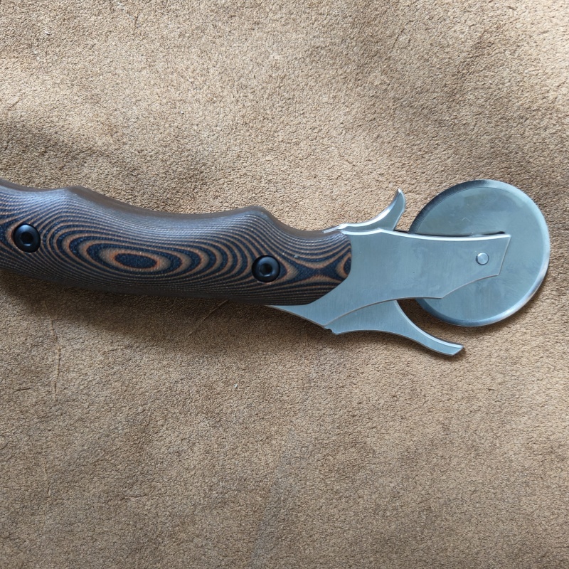 Roller knife (Better for thin chrome leather)